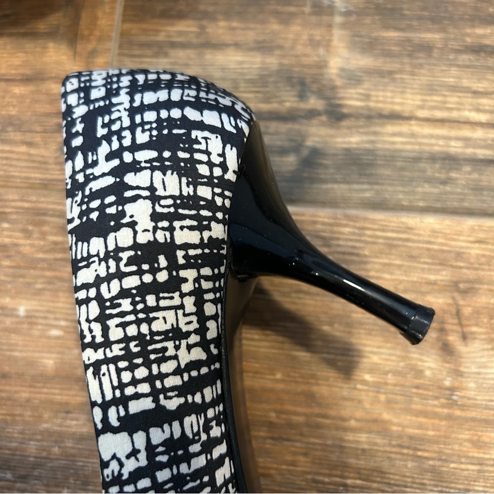 Nine West Black & White Graphic Print Heels - Size 8.5M - Picture 11 of 16